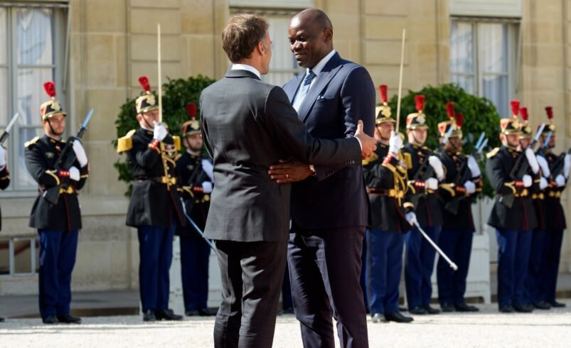 En visite en France, Brice Oligui Nguema taxé de « marionnette »  