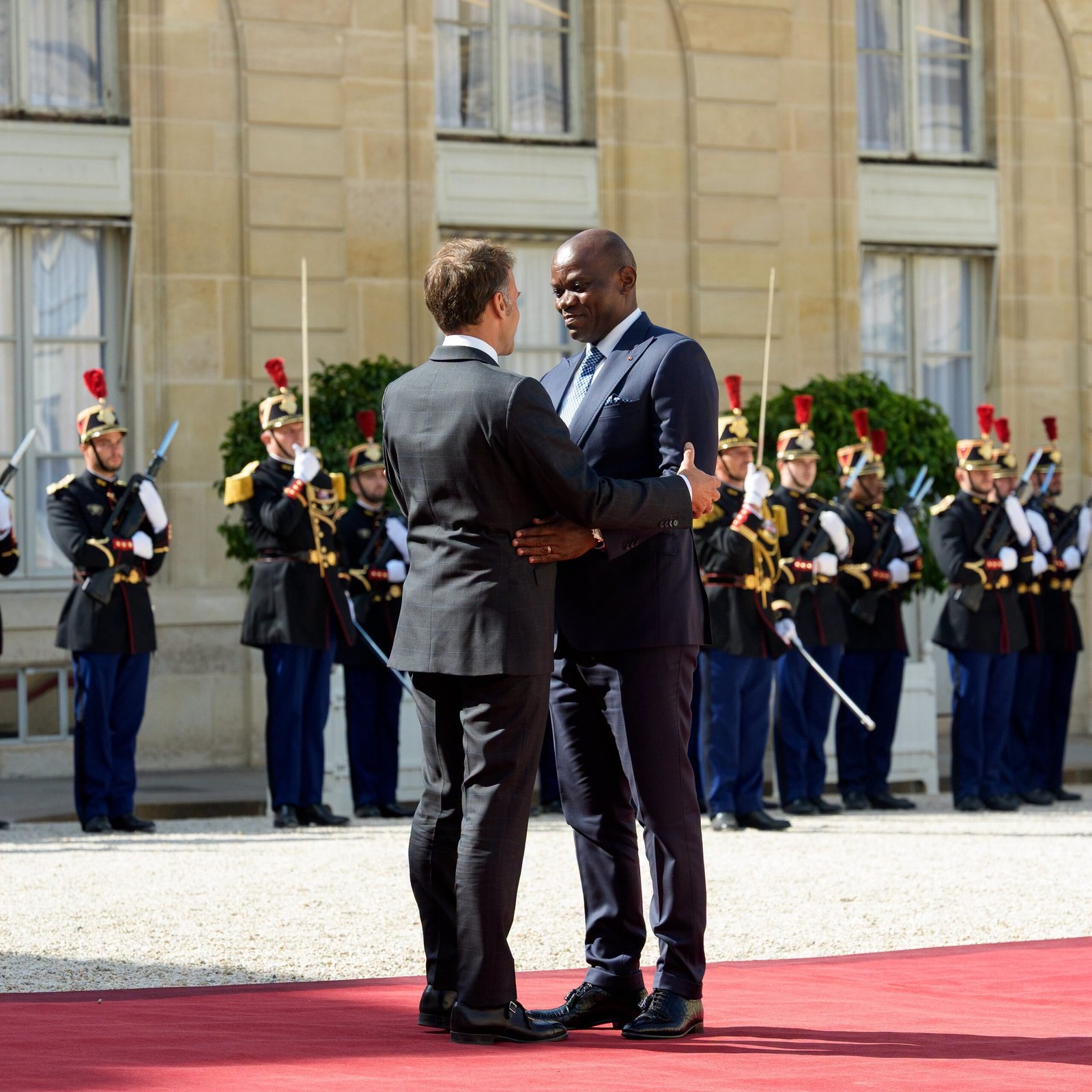 En visite en France, Brice Oligui Nguema taxé de « marionnette »  