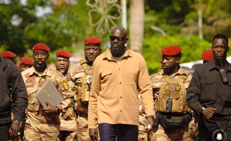 Guinée : le retour de vacances de Doumbouya, cible de moqueries
